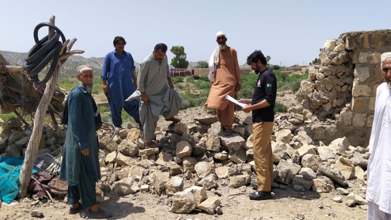 Pakistan’da hissedilen 5,9 büyüklüğündeki deprem paniğe neden oldu