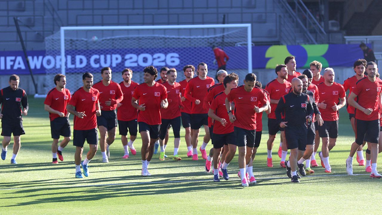 Paraguay ile ilk resmi maç
