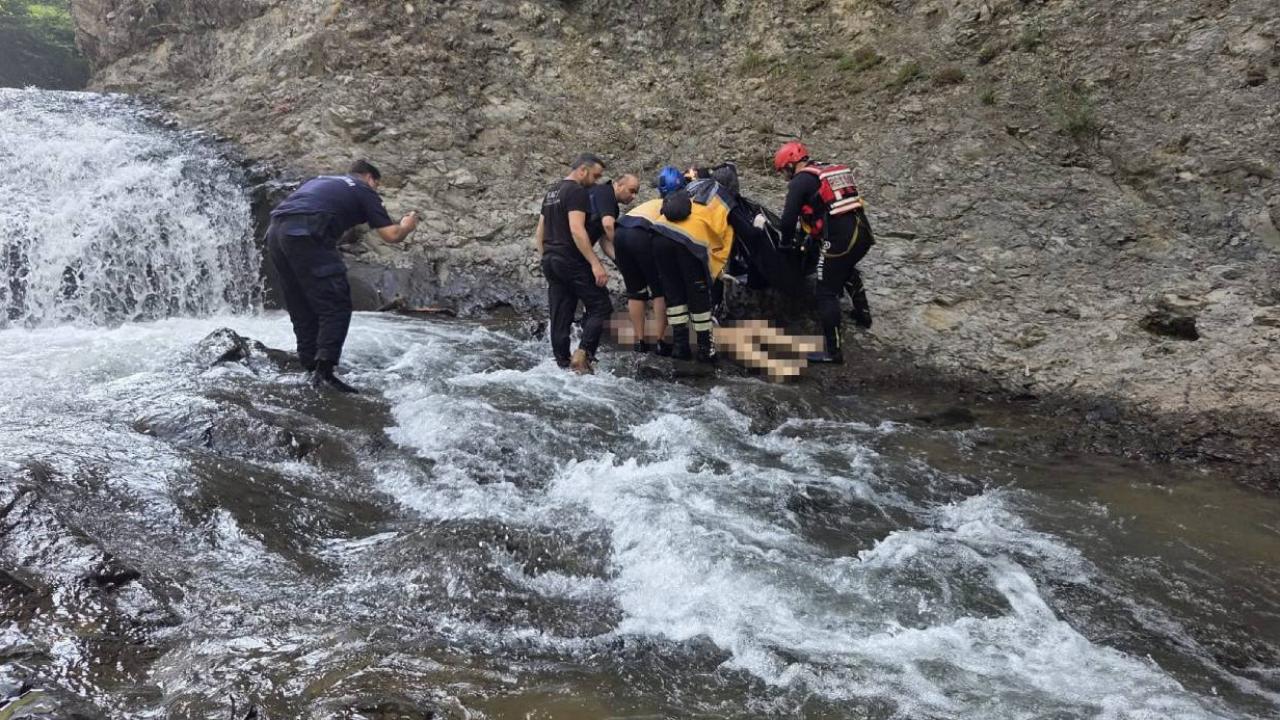 Serinlemek için girdiği derede akıntıya kapılan gencin cansız bedenine ulaşıldı