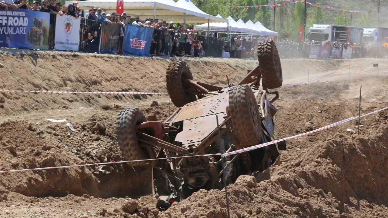 Sivas’ta off road festivalinde takla atan araç yürekleri ağza getirdi