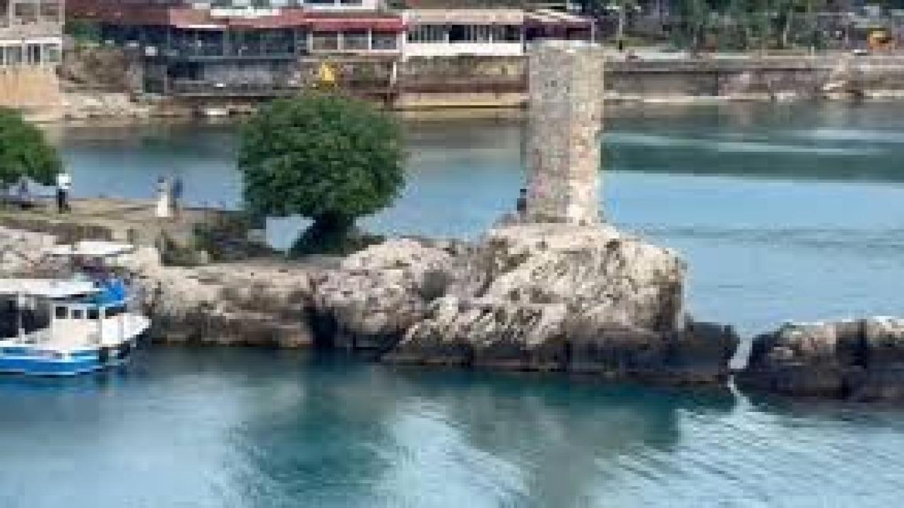 Tarihi yapıları sprey boyayla boyadılar