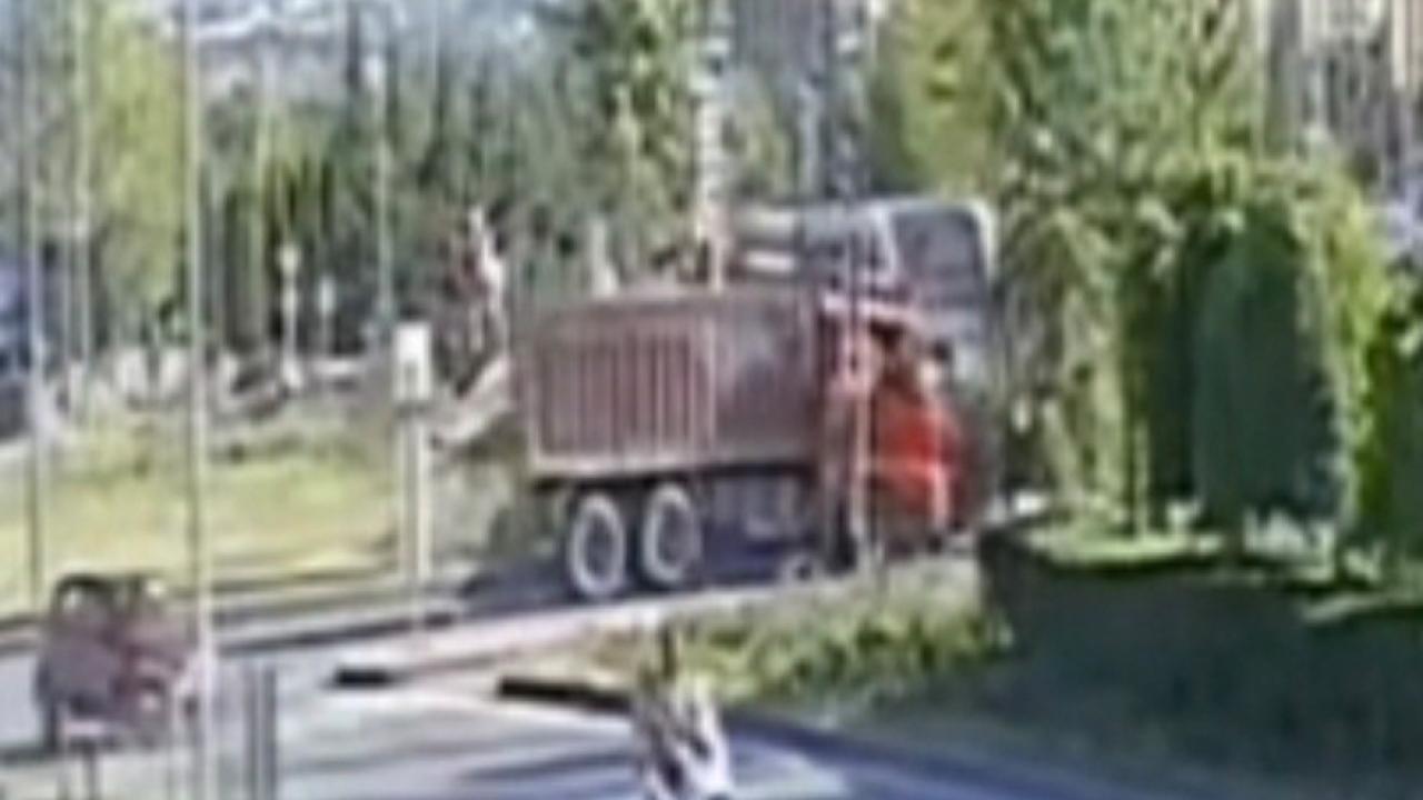 Tramvay ve kamyonun çarpıştığı kaza kamerada