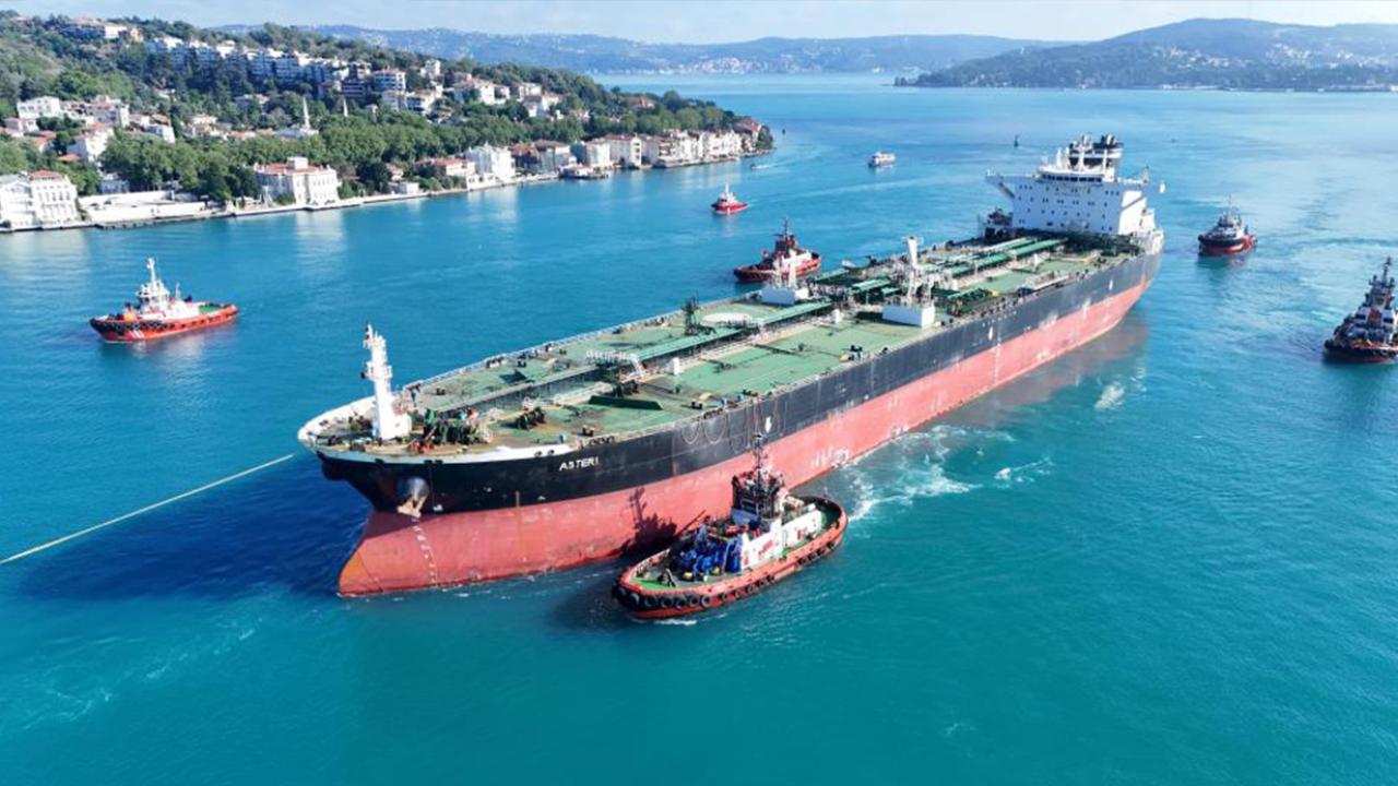 Ukrayna’nın vurduğu dev tanker İstanbul Boğazı’ndan geçirildi