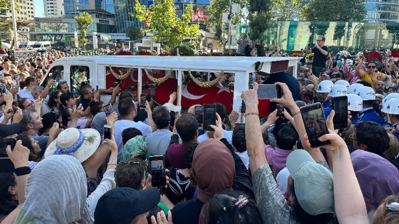 Usta oyuncu Kadir İnanır son yolculuğuna uğurlandı