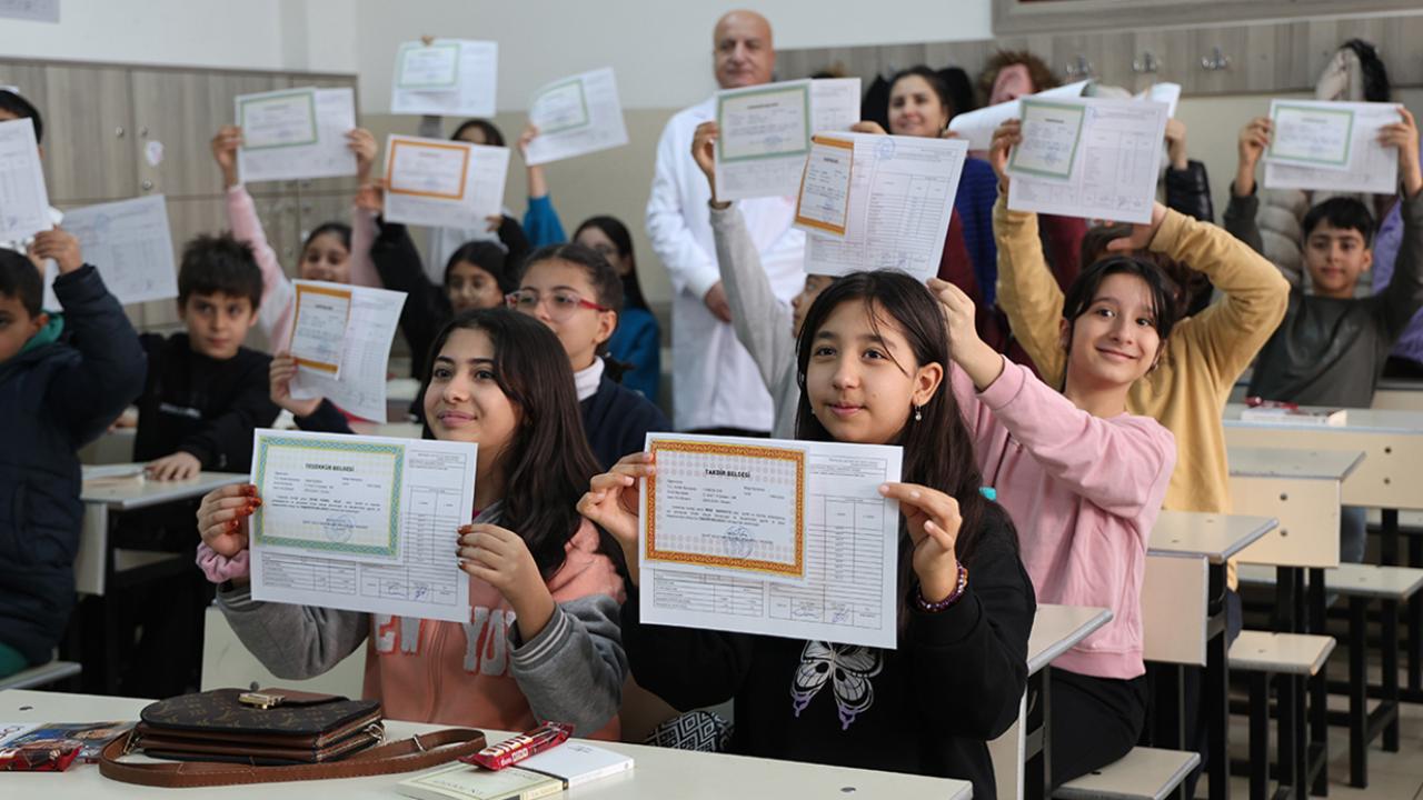 Yaklaşık 18 milyon öğrenci yarın yaz tatiline çıkacak