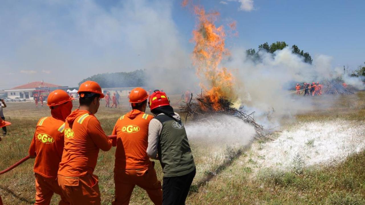 Yangın söndürme gönüllülerinden nefes kesen tatbikat