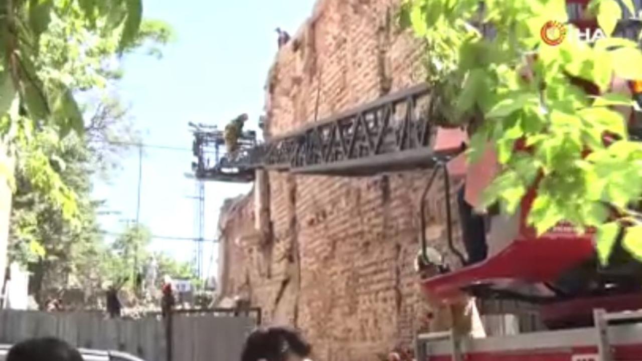 Yıkım sırasında 2 işçi göçük altında kaldı