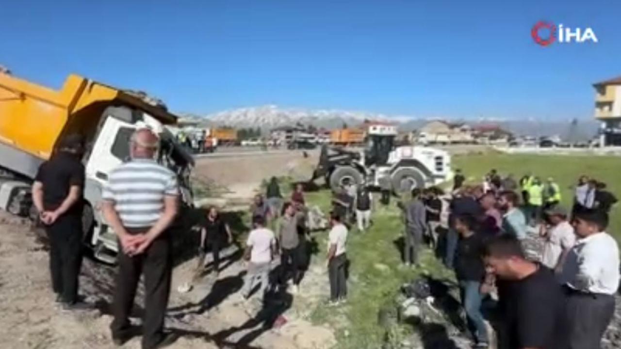 Yüksekova’da yolcu minibüsü ile kamyon çarpıştı: 2 ölü, 3 yaralı