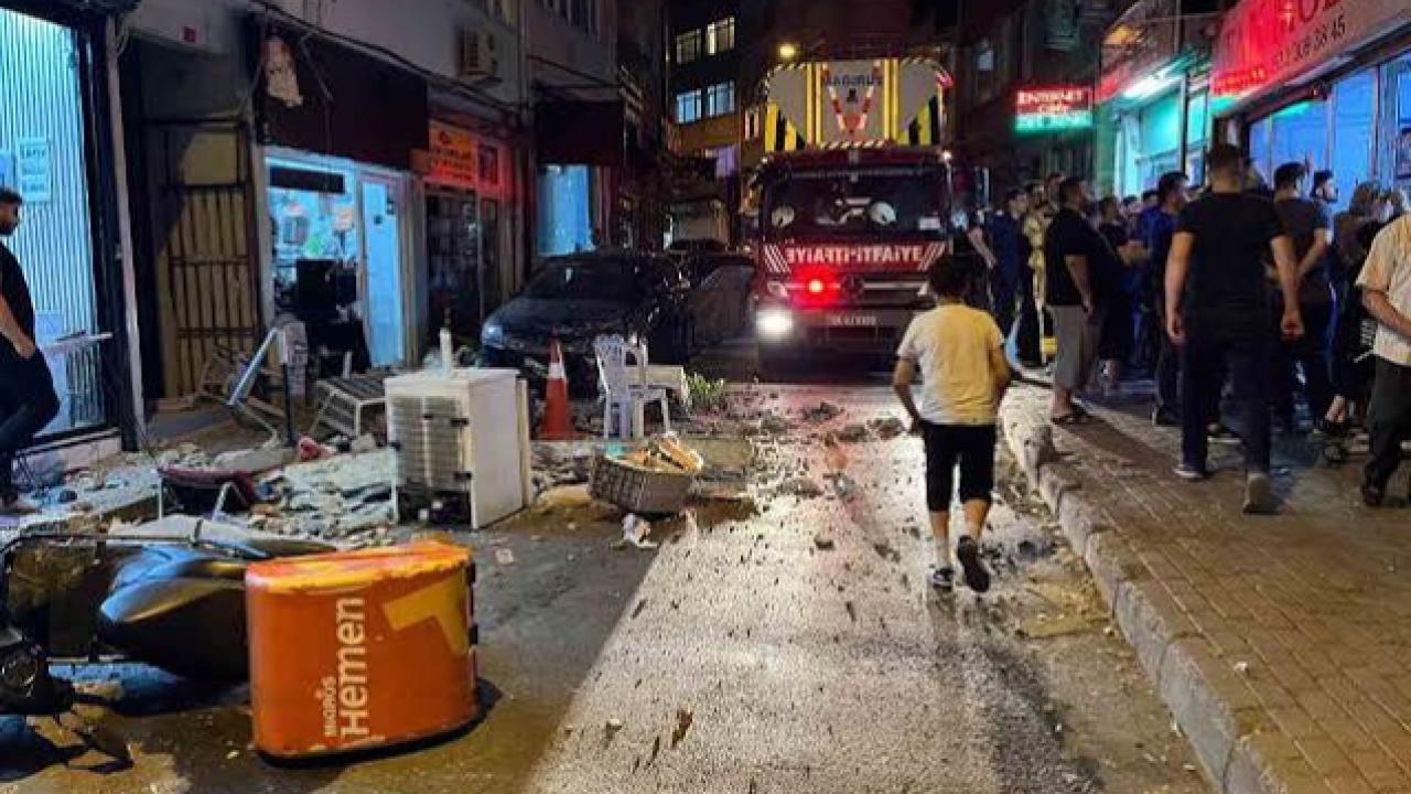 4 katlı binanın çatısından düşen parçalardan 2 kişi son anda kurtuldu...