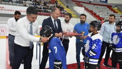 Erzurum’da 15 Temmuz anısına buz hokeyi turnuvası düzenlendi