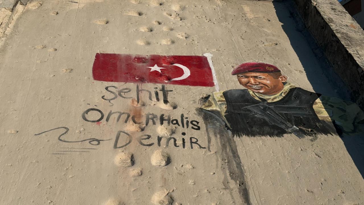Filistinli sanatçılar, Şehit Ömer Halisdemir’i duvara çizdikleri resimle andı