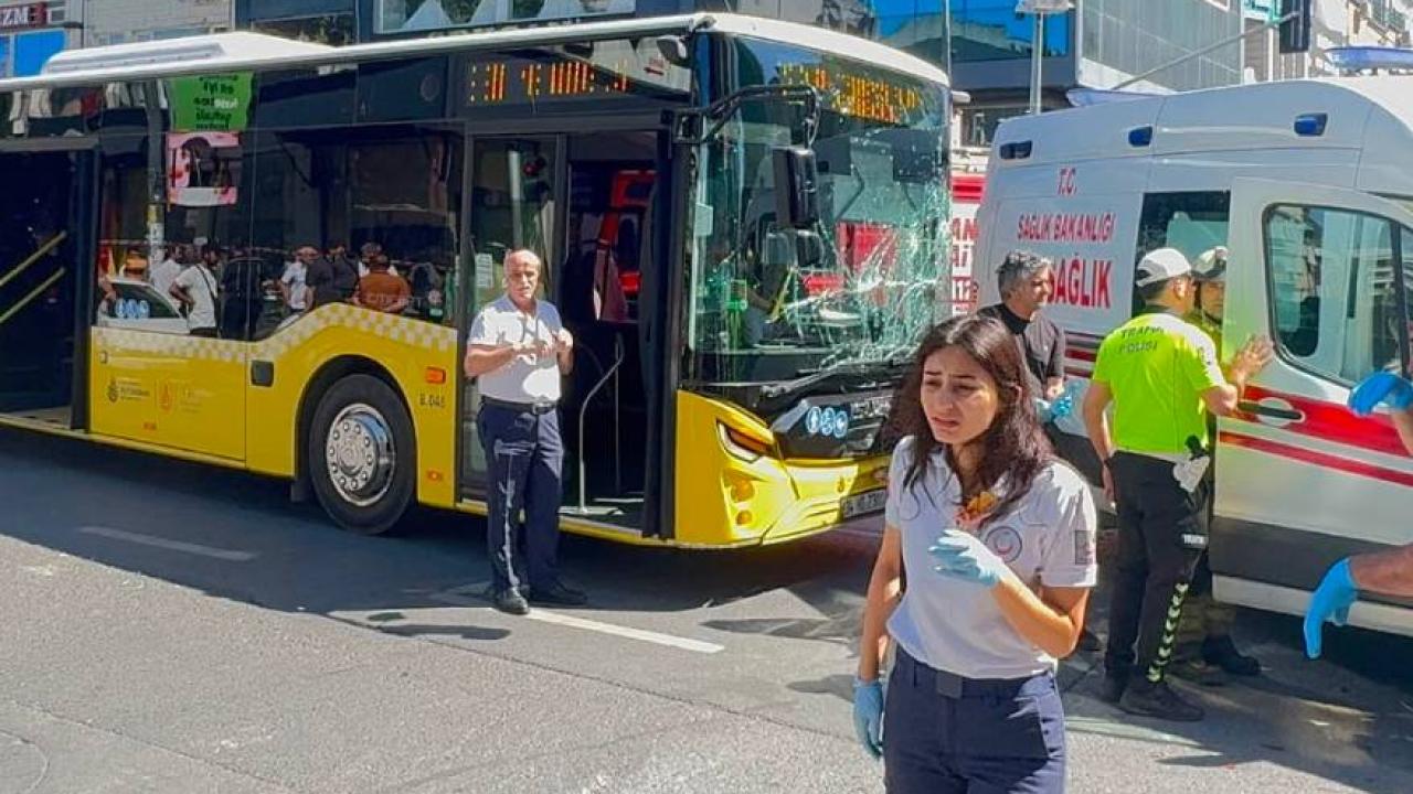 İETT otobüsü ile ambulans çarpıştı: 3 yaralı
