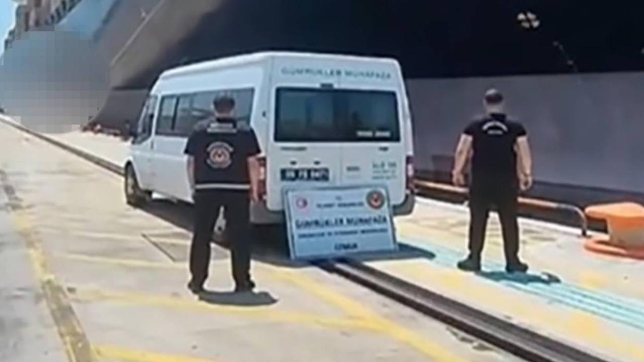 İzmir’de gemide yaklaşık 200 ton kaçak akaryakıt ele geçirildi