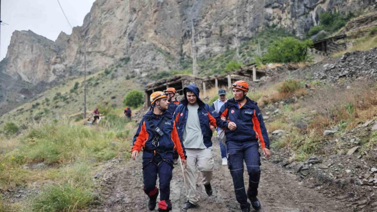 Kayalık alanda mahsur kalan genç, AFAD’ın 2 saatlik operasyonuyla kurtarıldı
