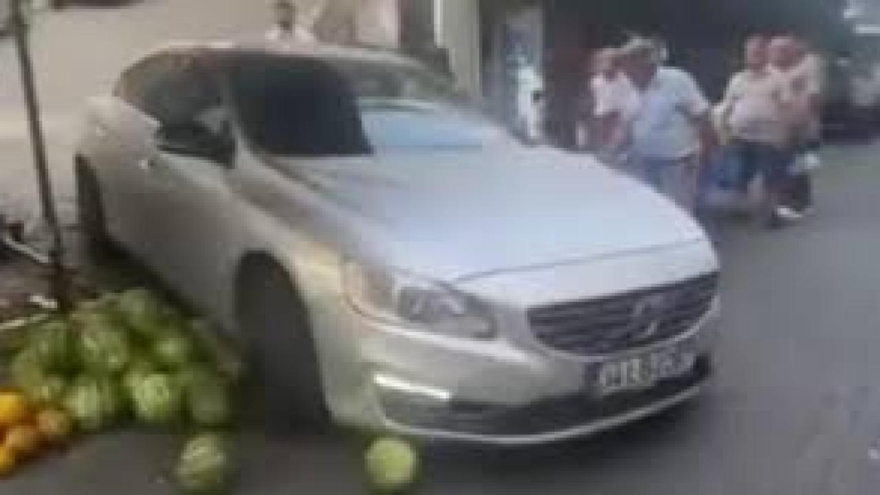 Lüks aracıyla girdiği pazar tezgahını darmadağın etti