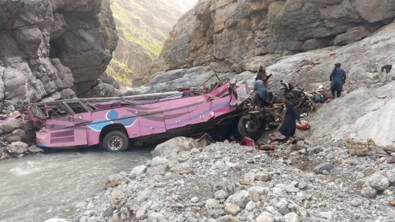 Pakistan'da yolcu otobüsü dev çukura uçtu: 40 ölü