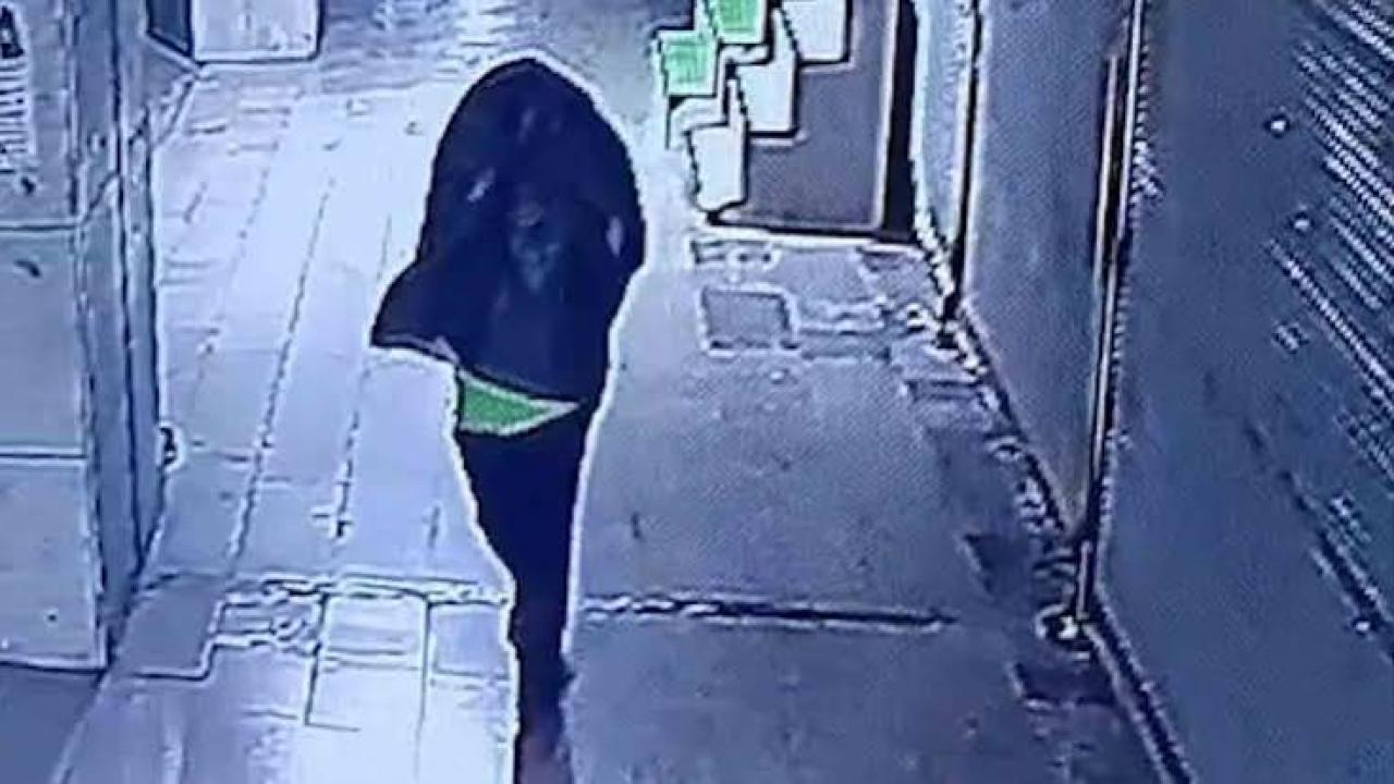 Tanınmamak için başına çöp poşeti geçirip yangın çıkardı.