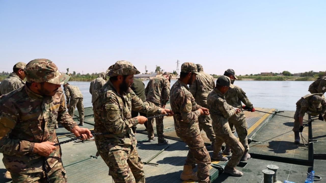 TSK ve Suriye ordusu, Fırat Nehri üzerinde yüzer köprü inşa etti