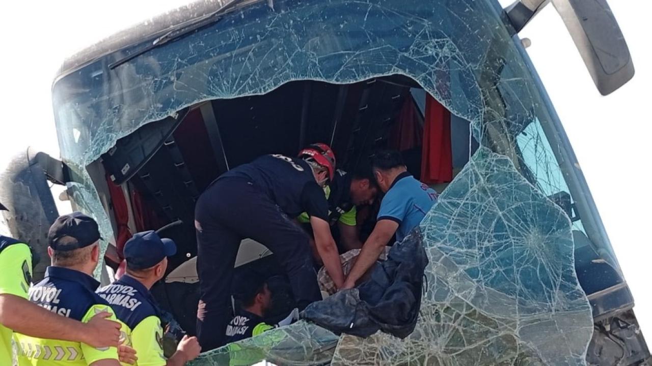 Yolcu otobüsü şarampole devrildi: 44 yaralı
